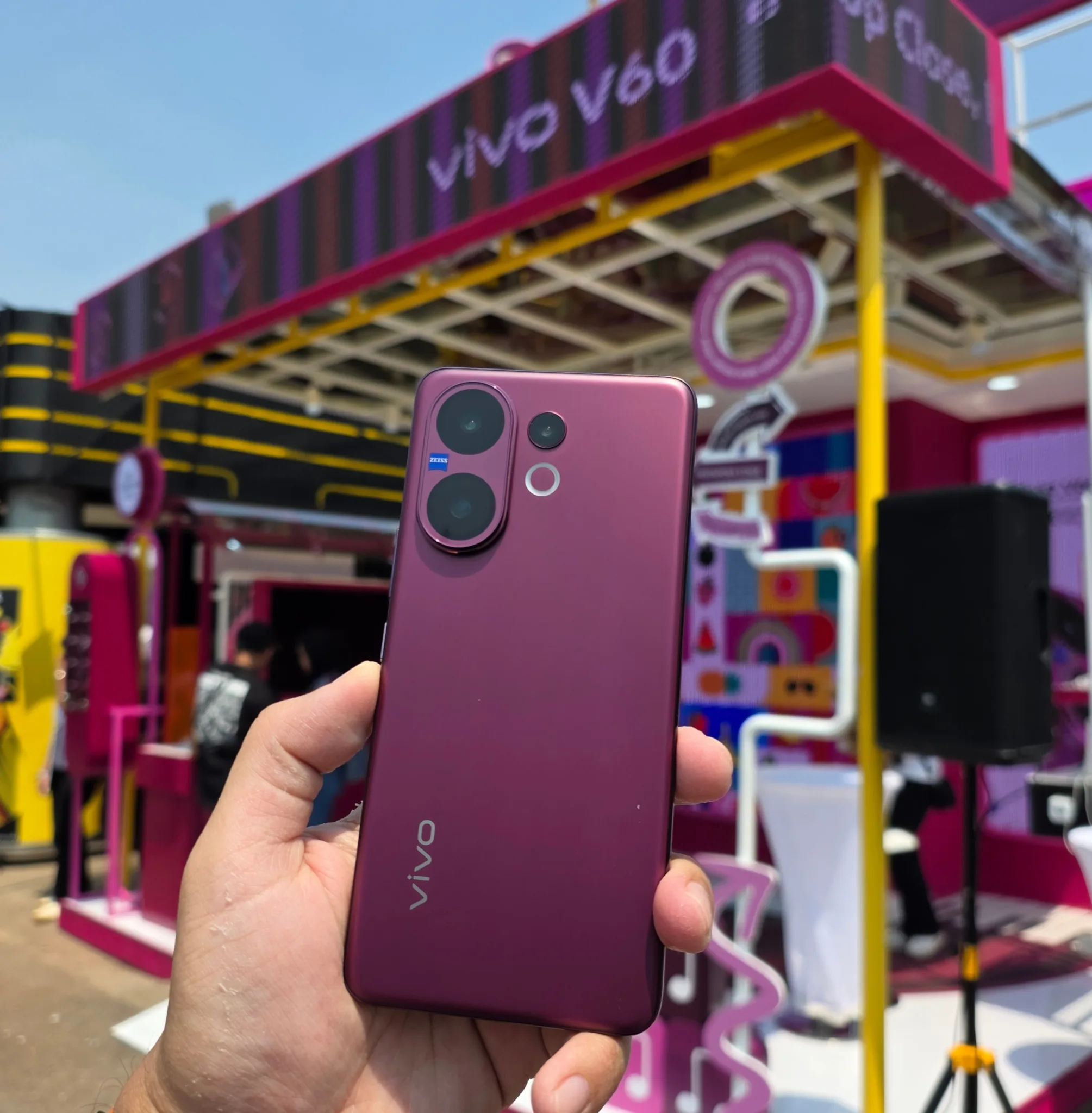 Vivo V60 Hadir di Indonesia dengan 50MP ZEISS Super Telephoto Camera untuk Festival Musik